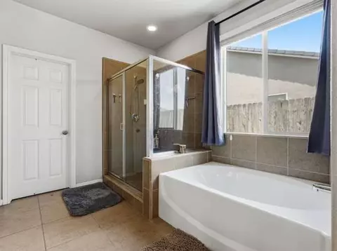 Bath - 899 Blackwood Ave, Clovis, CA 93619 photo 2 of 3