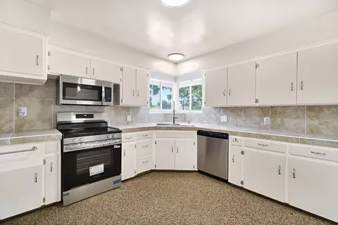 Kitchen - 1463 P St, Firebaugh, CA 93622 photo 4 of 6