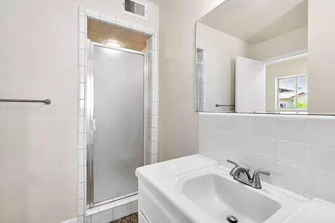 Bath - 1463 P St, Firebaugh, CA 93622 photo 2 of 4