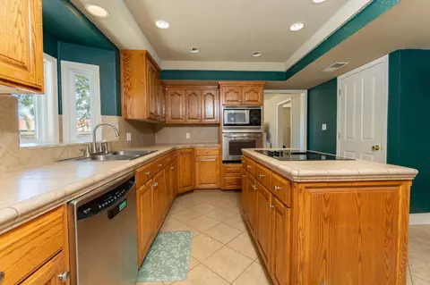Kitchen - 1150 E Hanford Armona Rd, Lemoore, CA 93245 photo 2 of 4
