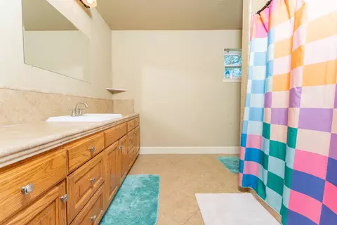 Bath - 1150 E Hanford Armona Rd, Lemoore, CA 93245 photo 2 of 4