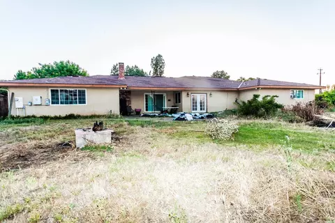 Exterior - 7464 Paula Ave, Clovis, CA 93611 photo 3 of 8