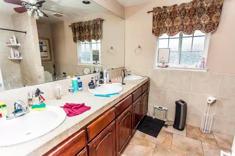 Bath - 7464 Paula Ave, Clovis, CA 93611 photo 1 of 1
