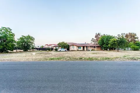 7464 Paula Ave, Clovis, CA 93611