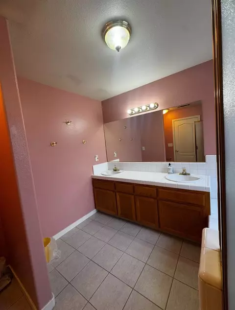 Bath - 876 Royal Dr, Madera, CA 93637 photo 3 of 6