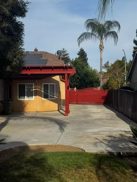 Exterior - 876 Royal Dr, Madera, CA 93637 photo 8 of 11