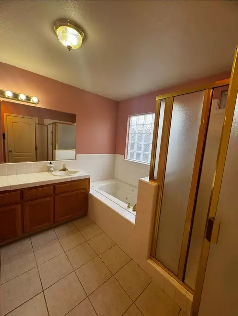 Bath - 876 Royal Dr, Madera, CA 93637 photo 5 of 6