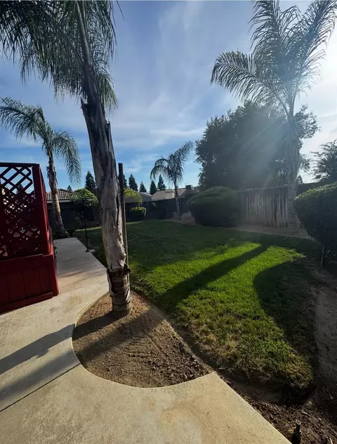 Exterior - 876 Royal Dr, Madera, CA 93637 photo 3 of 11