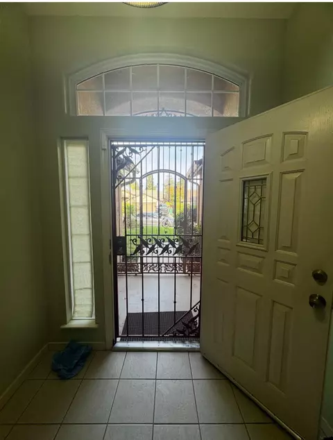 Entry Way - 876 Royal Dr, Madera, CA 93637 photo 3 of 6