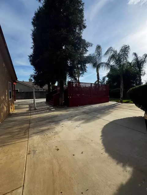 Exterior - 876 Royal Dr, Madera, CA 93637 photo 6 of 11