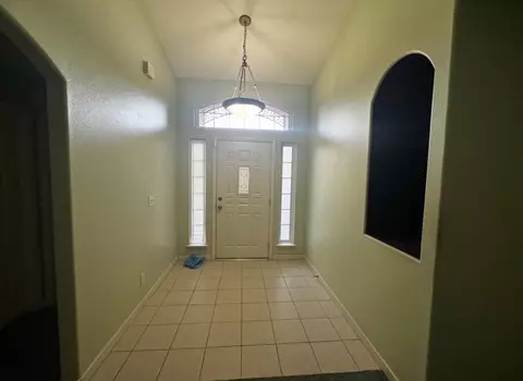 Entry Way - 876 Royal Dr, Madera, CA 93637 photo 4 of 6