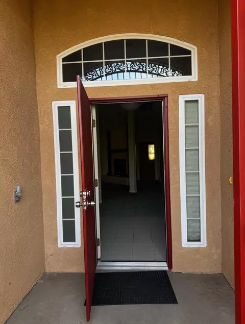 Entry Way - 876 Royal Dr, Madera, CA 93637 photo 2 of 6