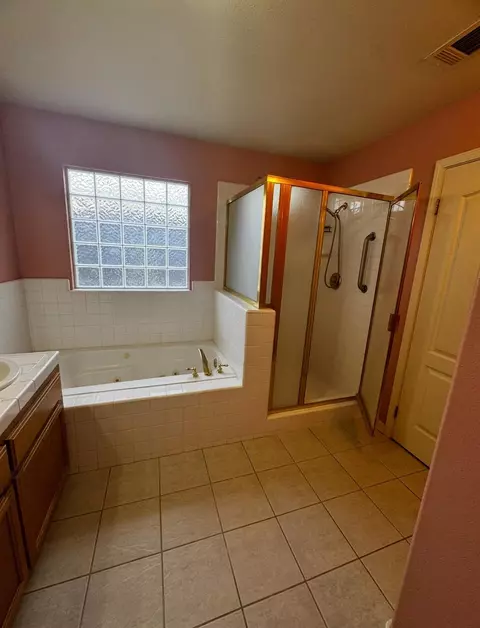 Bath - 876 Royal Dr, Madera, CA 93637 photo 4 of 6
