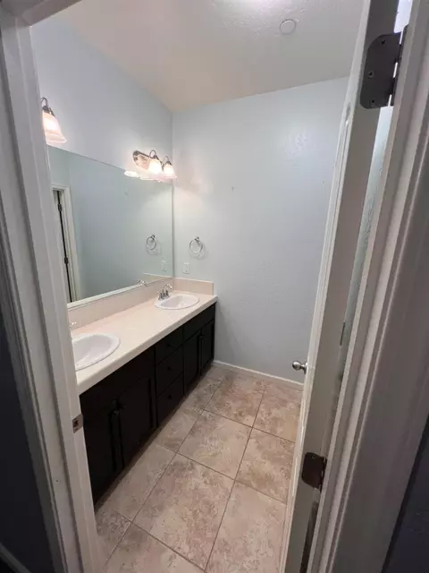 Bath - 3742 Wrenwood Ave, Clovis, CA 93619 photo 1 of 3