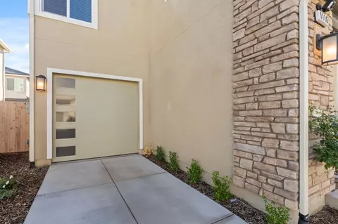 Exterior - 1116 Elevations Way W, Madera, CA 93636 photo 4 of 12