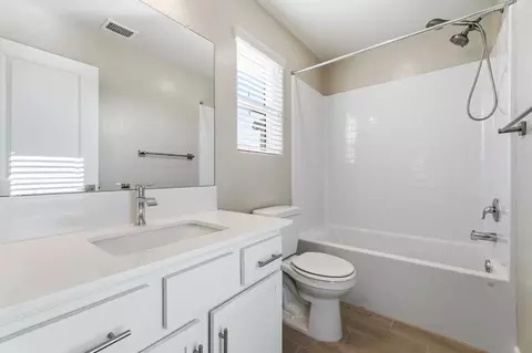 Bath - 1116 Elevations Way W, Madera, CA 93636 photo 2 of 3