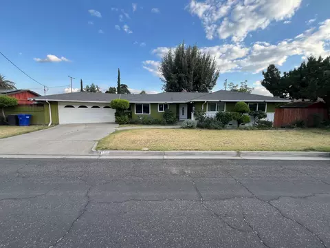 220 W Wayside Dr, Dinuba, CA 93618