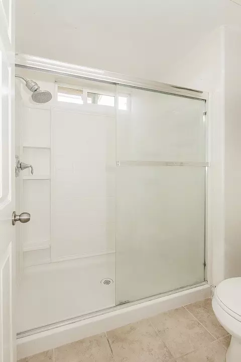 Bath - 180 E Carpenter Ave, Reedley, CA 93654 photo 2 of 4