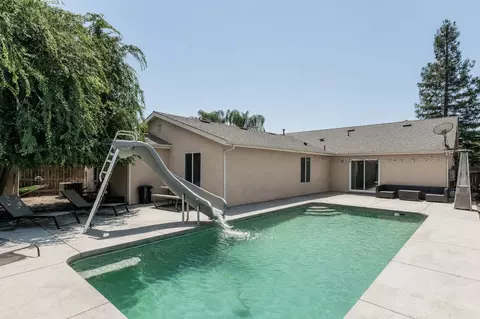 Exterior - 180 E Carpenter Ave, Reedley, CA 93654 photo 4 of 8