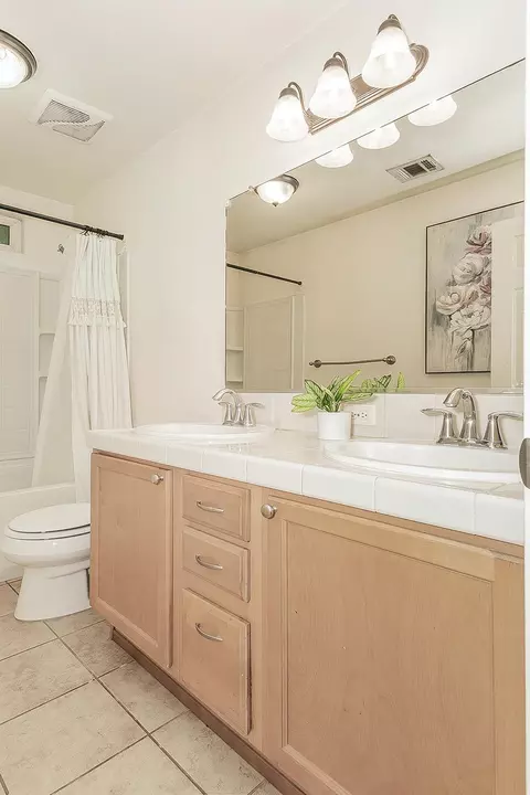 Bath - 180 E Carpenter Ave, Reedley, CA 93654 photo 4 of 4