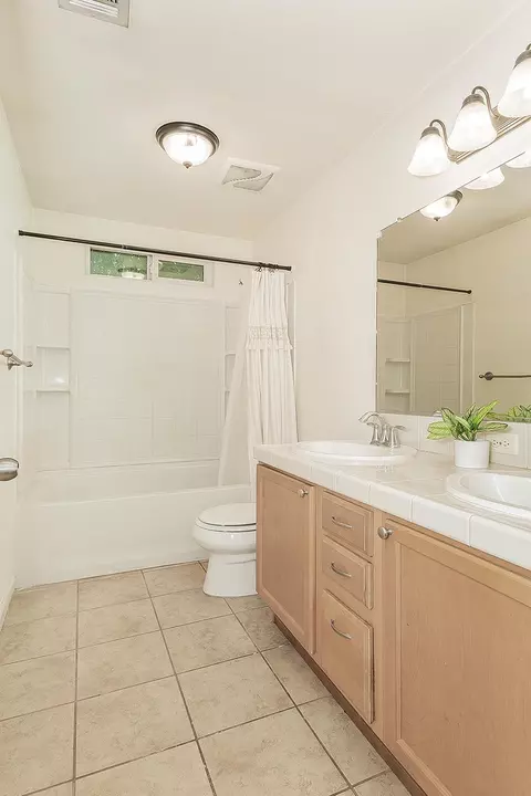 Bath - 180 E Carpenter Ave, Reedley, CA 93654 photo 3 of 4
