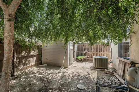 Exterior - 180 E Carpenter Ave, Reedley, CA 93654 photo 7 of 8