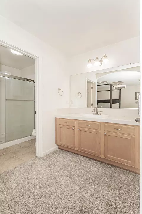 Bath - 180 E Carpenter Ave, Reedley, CA 93654 photo 1 of 4