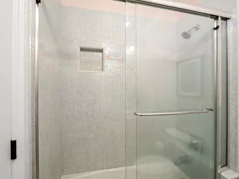 Bath - 17113 Mark Rd, Madera, CA 93636 photo 9 of 12