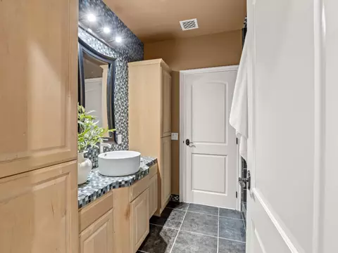 Bath - 17113 Mark Rd, Madera, CA 93636 photo 6 of 12