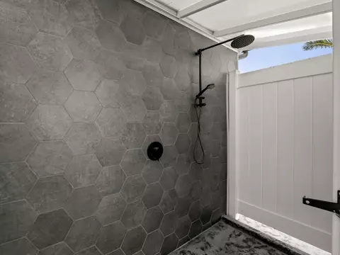 Bath - 17113 Mark Rd, Madera, CA 93636 photo 11 of 12