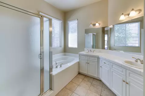 Bath - 2959 Swift Ave, Clovis, CA 93611 photo 1 of 2
