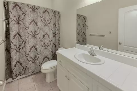 Bath - 2959 Swift Ave, Clovis, CA 93611 photo 2 of 2