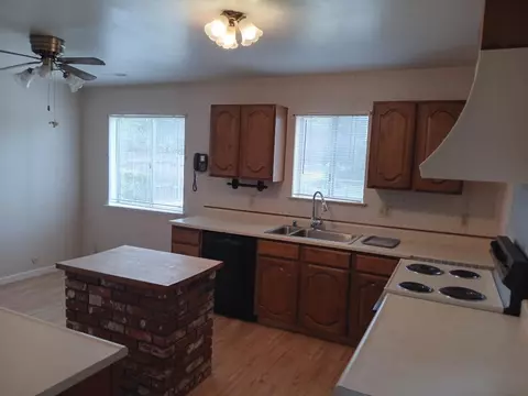 Kitchen - 19324 Farallon Rd, Madera, CA 93638 photo 1 of 1