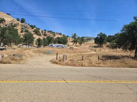 37632 Mistletoe Rd, Yokuts Valley, CA 93675