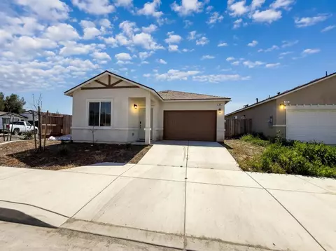 509 Sandtrap Ln, Lemoore, CA 93245
