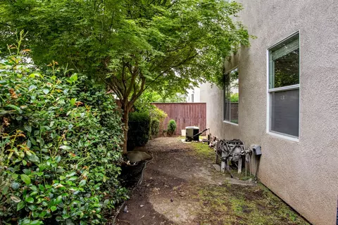 Exterior - 793 W Bordeaux Ln, Clovis, CA 93619 photo 6 of 7