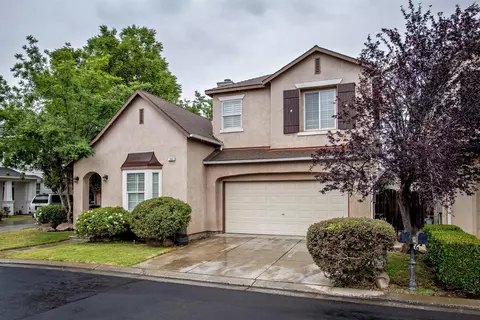 Exterior - 793 W Bordeaux Ln, Clovis, CA 93619 photo 2 of 7