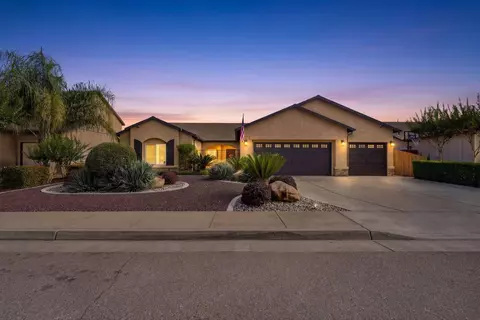 626 W Lake St, Kingsburg, CA 93631