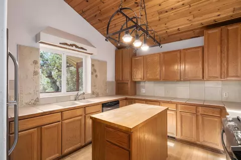 Kitchen - 37667 Eagle Dr, Raymond, CA 93653 photo 1 of 2