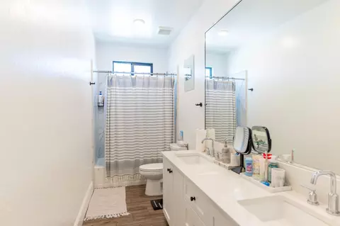 Bath - 1104 Bloom Ave, Clovis, CA 93619 photo 4 of 7