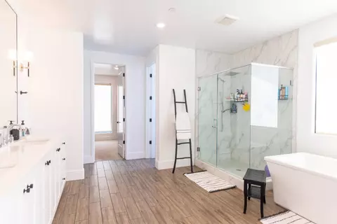 Bath - 1104 Bloom Ave, Clovis, CA 93619 photo 5 of 7