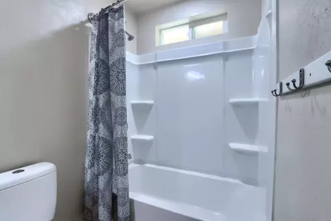 Bath - 37336 Eagle Dr, Raymond, CA 93653 photo 2 of 5
