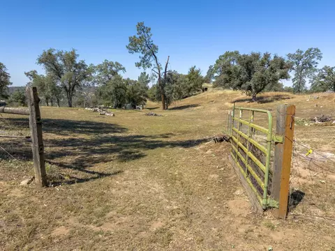 Exterior - 37336 Eagle Dr, Raymond, CA 93653 photo 8 of 16