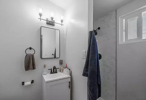 Bath - 2564 Crescent Ave, Clovis, CA 93612 photo 2 of 2