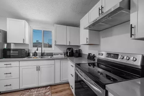 Kitchen - 2564 Crescent Ave, Clovis, CA 93612 photo 3 of 4
