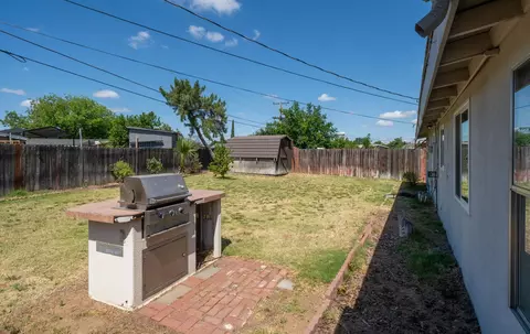 Exterior - 2564 Crescent Ave, Clovis, CA 93612 photo 8 of 10