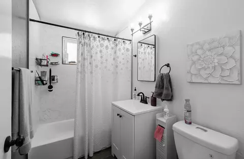 Bath - 2564 Crescent Ave, Clovis, CA 93612 photo 1 of 2