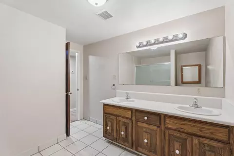Bath - 10365 E Bullard Ave, Clovis, CA 93619 photo 3 of 5
