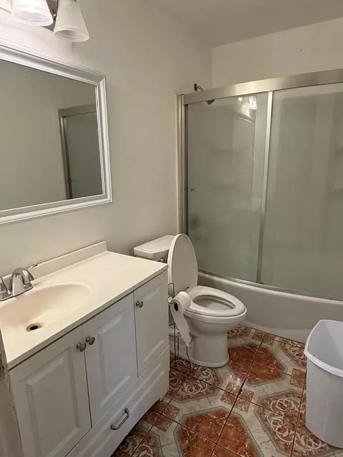 Bath - 17316 Camden Dr, Madera, CA 93638 photo 1 of 2