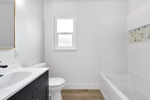 Bath - 1205 Rogers St, Madera, CA 93638 photo 2 of 4